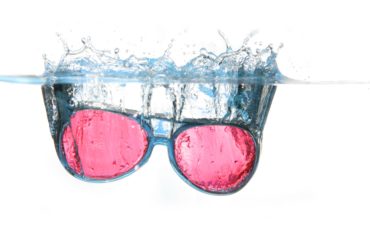 lunettes qui tombent dans l'eau